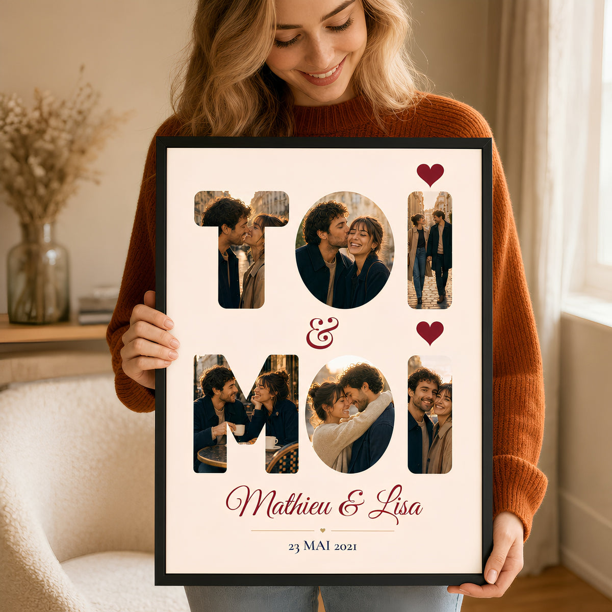 Affiche Toi & Moi personnalisée avec 6 photos de couple, prénoms et date, tenue dans un cadre noir