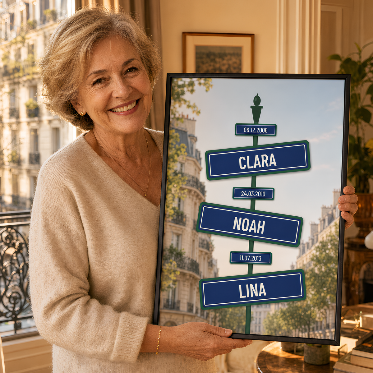 Grand-mère découvrant son cadeau : affiche plaques de rue Paris avec les prénoms de ses petits-enfants