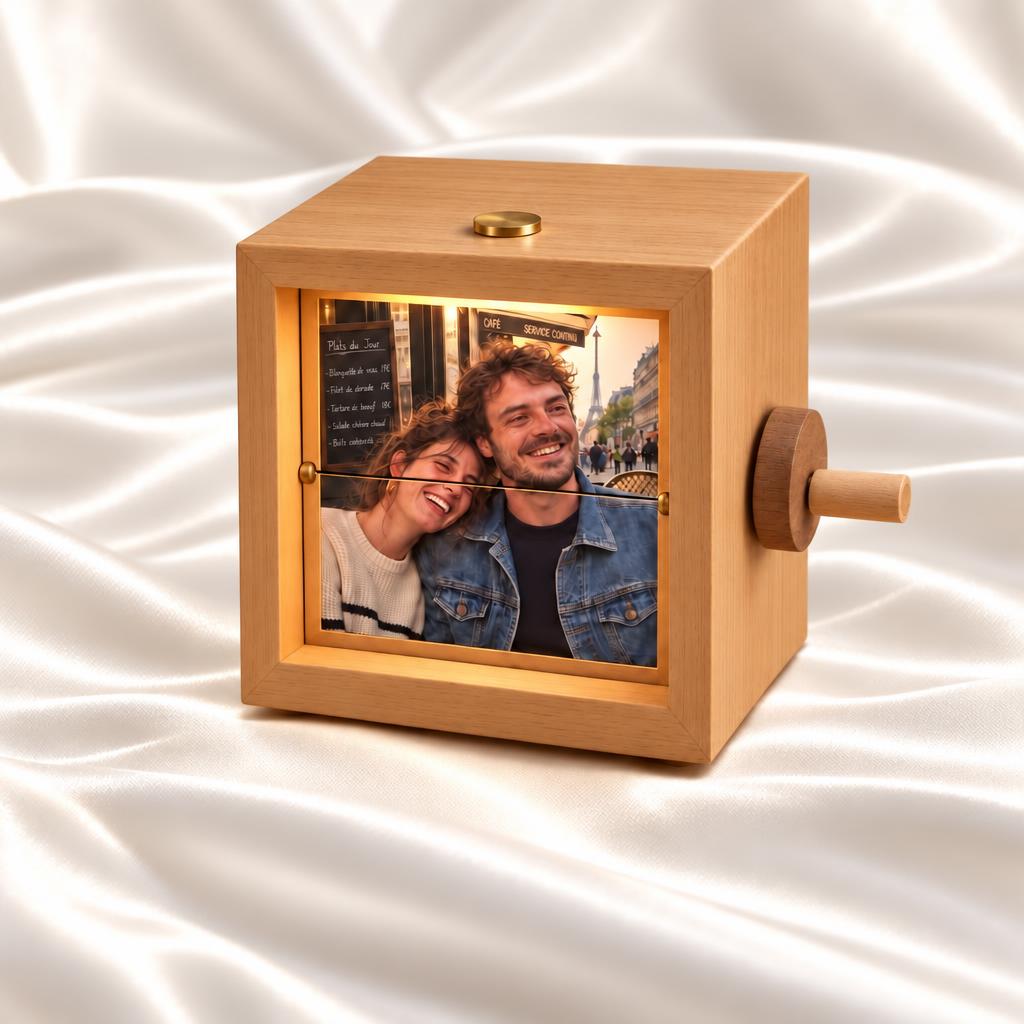 Boîte à photos personnalisée rotative en bois beige, manivelle et bouton lumineux | Paris Lovers